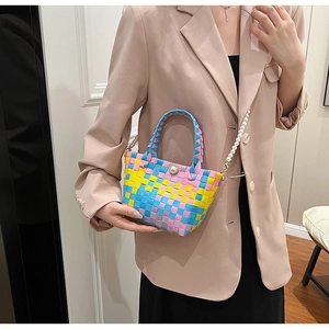 Détail d'un mini sac panier tissé coloré avec fermoir perle et bandoulière perles