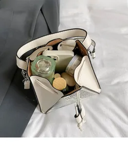 Vue intérieure du sac seau blanc à cordon montrant un grand espace pour les objets