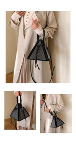 Détails d'un sac triangulaire en cuir avec rivets argentés et fermeture à cordon