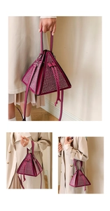 Vue détaillée du sac triangle magenta orné de strass avec poignée et bandoulière chic
