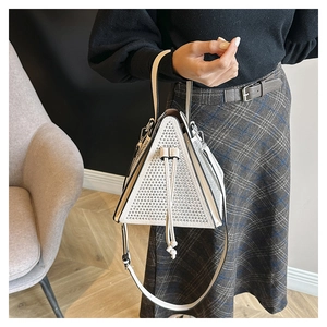 Détail du sac triangle blanc avec strass brillants et bandoulière réglable pratique