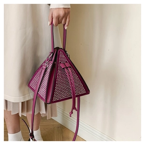 Détail du sac pyramide fuchsia orné de strass avec poignée supérieure et bandoulière