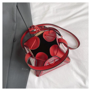 Vue détaillée du sac triangle rouge strass montrant quatre compartiments de rangement