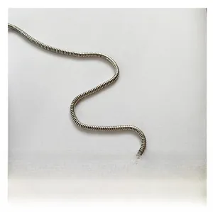 Primer plano detallado de una cadena de serpiente plateada para bolsos de noche
