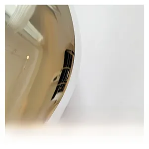 Primer plano del acabado acrílico brillante y los detalles metálicos de este bolso de cadena