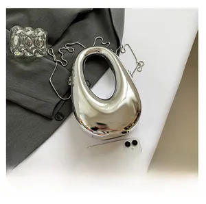 Bolso de fiesta plateado efecto espejo con cadena y teléfono para referencia de tamaño