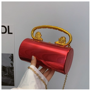 Detailaufnahme rote Zylindertasche mit goldenem Löwenkopfgriff und Kettengurt