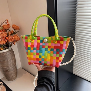 Sac cabas tissé coloré avec boucle en perle et bandoulière de perles élégante