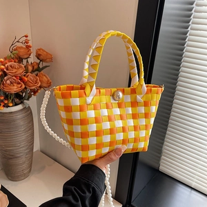 Sac panier tissé à damier jaune et orange avec une bandoulière en perles chic