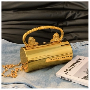 Details der goldenen zylindrischen Abendtasche mit Löwenkopfgriffen und Metallkette