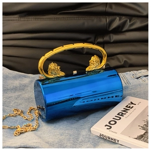 Detailsicht der hellblauen Metallic-Zylindertasche mit goldenen Löwenkopf-Griffen