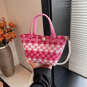Sac panier tressé rose et blanc avec fermoir perle et bandoulière en perles