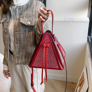 Sac à main triangulaire rouge en cuir avec rivets argentés et poignée supérieure