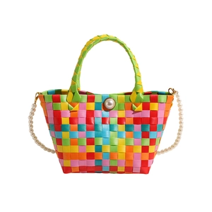 Sac panier tressé arc-en-ciel avec fermoir perle et bandoulière en perles assortie