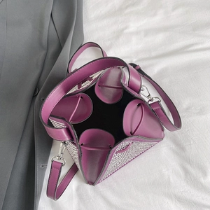 Sac seau violet à strass avec détails argentés et bandoulière réglable