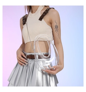 Primer plano de un bolso de anillo en acrílico transparente con cadena metálica elegante