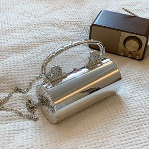 Silberne Spiegel-Zylindertasche mit Metallgriff und Löwenkopfdeteils für Damen