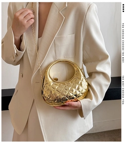 Detailansicht der goldenen Acryl-Clutch mit Rautensteppung und rundem Griff für Damen