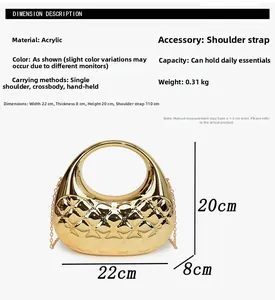Detail der goldenen Acryl-Box-Tasche mit Steppmuster und rundem Hohlgriff-Design