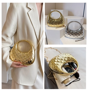 Detail der metallischen Stepp-Abendtasche mit Kettengurt und Innenansicht der Tasche