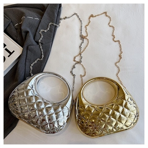 Detail der Acryl-Box-Clutch mit Rautenmuster und eleganter Metall-Kettenriemen-Optik