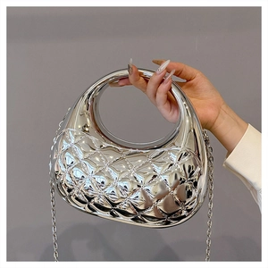 Detailansicht der silbernen Acryl-Box-Tasche mit Steppmuster und rundem Metallgriff