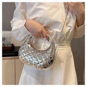 Nahaufnahme der silbernen gesteppten Acryl-Box-Tasche mit Metallgriff und Kette