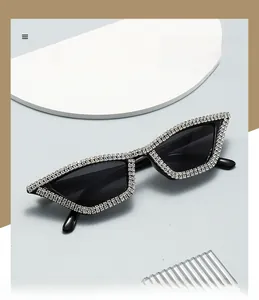 Détail de lunettes de soleil œil de chat classiques avec bords en strass et verres polarisés noirs