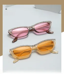 Détail de lunettes de soleil œil-de-chat avec strass et verres polarisés rose et orange