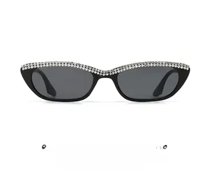 Gros plan sur des lunettes de soleil œil-de-chat noires avec strass scintillants sur le cadre