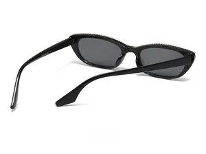 Vue arrière des lunettes de soleil œil de chat noires avec strass argentés et verres