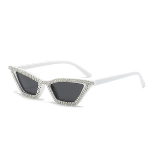 Lunettes de soleil œil-de-chat à monture blanche avec strass étincelants