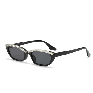 Lunettes de soleil œil de chat à monture noire et sourcils sertis de cristaux