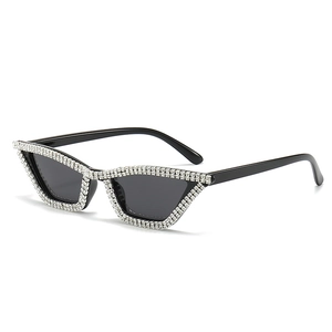 Lunettes de soleil œil de chat noires avec strass argentés et verres gris foncé