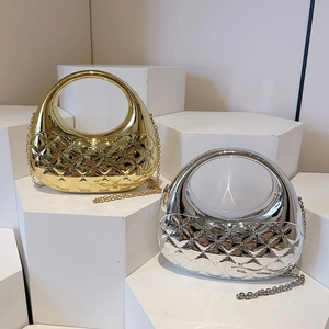 Metallische gesteppte Acryl-Clutch mit rundem Griff und Kette in Gold und Silber