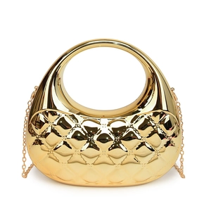Goldene Acryl-Halbmond-Clutch mit Steppmuster und Kettenriemen für den Abend