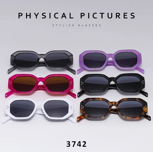 Détail de six lunettes de soleil hexagonales tendances en couleurs variées et rivets