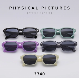 Cinq couleurs de lunettes de soleil vintage à monture épaisse en présentation à plat