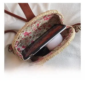 Detailansicht der Strohtasche mit rotem Blumenfutter und Platz für Alltagsgegenstände
