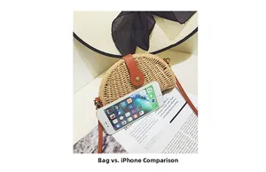 Detailansicht der Strohtasche im Größenvergleich mit einem iPhone für Maßstab