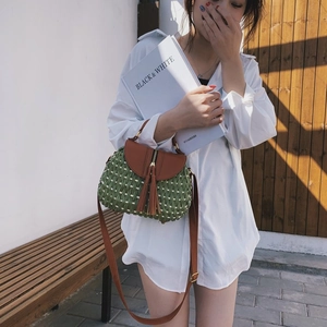 Sac à bandoulière fait main en paille tressée avec motifs vert blanc et cuir brun