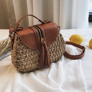 Sac bandoulière en paille avec rabat en cuir marron et détail de pompons chic