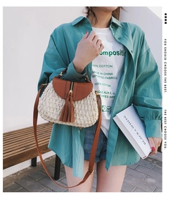 Sac bandoulière bohémien en paille tissée avec glands en cuir brun et sangle réglable