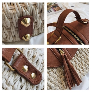 Détails du sac en paille tressée avec coins en cuir, rivets dorés et pompon de fermeture