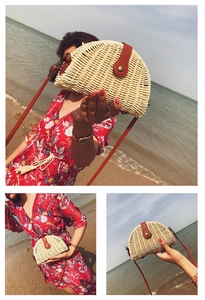 Detailaufnahme der muschelförmigen Stroh-Strandtasche mit retro braunem Lederverschluss