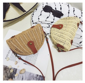 Flachbild von Strohumhängetaschen mit Lederriemen, Sonnenbrillen und Strand-Accessoires