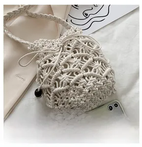 Dettaglio della borsa a secchiello beige in corda di cotone con chiusura a coulisse