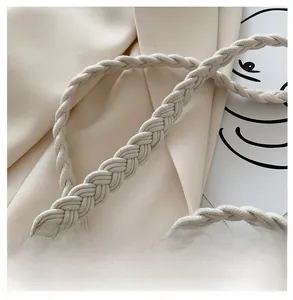 Dettaglio della spessa tracolla in cotone intrecciato beige con trama a tre fili spessi