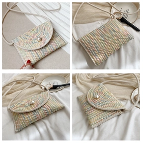 Détail du sac bandoulière tissé coloré avec broderie et fermoir perle élégant