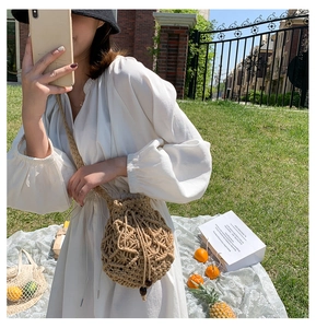Dettaglio della borsa a secchiello tessuta in cotone con chiusura a coulisse e perline in legno